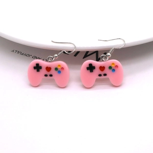Rosa Spiele-Controller-Ohrringe aus Harz mit bunten Tasten und Silberhaken