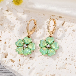 Boucles d'oreilles fleuries dorées exquises avec pétales vert clair et zircons blancs