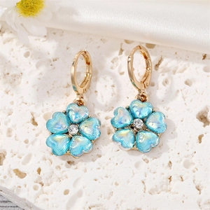 Boucles d'oreilles fleurs dorées avec pétales de cœur bleus irisés et cristal central