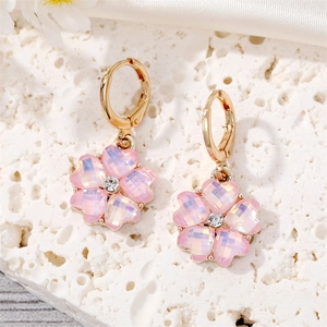 Boucles d'oreilles dorées avec pétales en cristal rose en cœur et détails de diamant