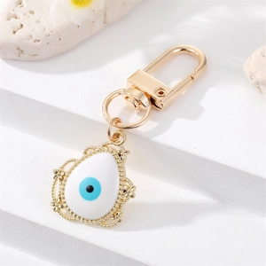 Detalle macro del colgante de ojo turco dorado con un intrincado marco hueco tejido
