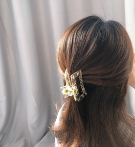 Détail de la pince à cheveux carrée en résine avec de vraies fleurs de marguerite séchées