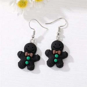 Détail de boucles d'oreilles bonhomme de pain d'épices noir avec nœud papillon