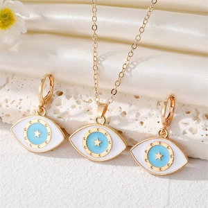 Modisches Evil Eye Schmuckset mit goldenem Stern Halskette und passenden Creolen