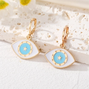 Detailansicht böhmischer Evil Eye Creolen mit blauem Emaille auf weißem Dekoständer