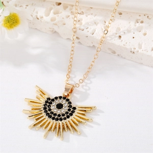 Collana con ciondolo occhio di girasole dorato con cristalli su sfondo bianco