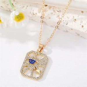 Elegante collana con pendente rettangolare dorato con strass e dettaglio occhio blu