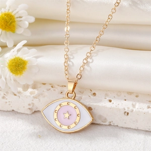 Detail der goldenen Evil Eye Kette mit rosa Emaille und Stern auf weißer Seide