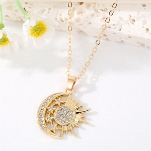 Dettaglio della collana dorata con pendente sole luna stella e zirconi incastonati