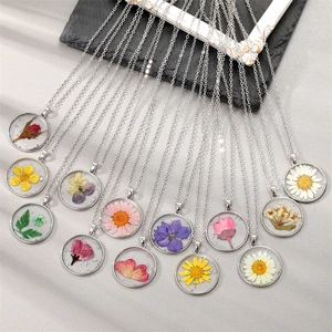 Natural Real Dried Flower Resin Pendant Necklace Small Fresh Sunflower Daisy Specimen Jewelry For Women Pastoral Style Gift