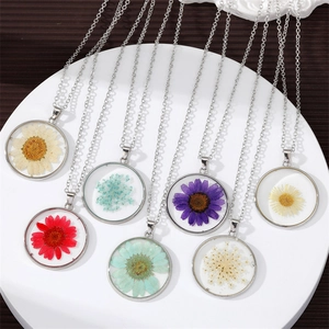 Handmade Dried Flower Resin Pendant Necklace For Women Mori Style Gypsophila Daisy Flower Specimen Alloy Chain Neck Jewelry Gift