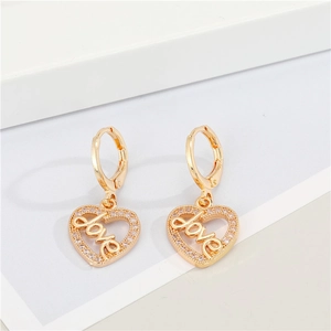 Elegante goldene Herz-Ohrringe mit glitzernden Zirkonsteinen und Love-Schriftzug-Design