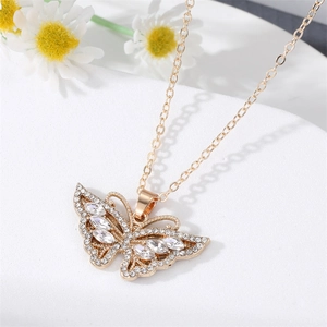 Collier avec pendentif papillon en or rose élégant orné de cristaux et de micro-incrustations