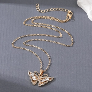 Détail du collier pendentif papillon doré avec cristaux scintillants et fermoir mousqueton