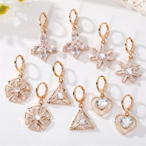 Mode Legierung Strass Herz Geometrische Huggie Ohrringe Für Damen Vergoldet Blume Schneeflocke Dreieck Form Creolen