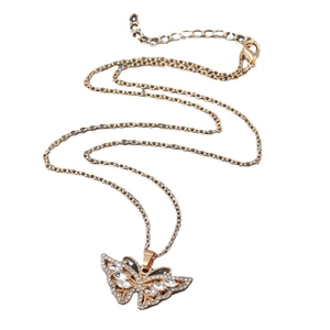 Collier élégant avec pendentif papillon doré et cristaux scintillants sur fond blanc