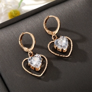 Elegante goldene Ohrringe mit herzförmigem Zirkon und strukturiertem Rahmen-Anhänger