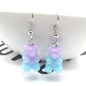 Detailansicht der Gummibärchen-Ohrringe mit lila-blauem Farbverlauf und Silberglitzer