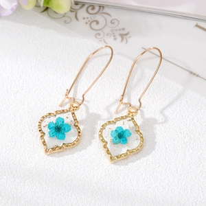 Boucles d'oreilles géométriques dorées avec fleurs séchées bleues en pendentif résine
