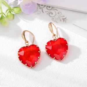 Boucles d'oreilles cœur en or élégantes avec cristaux rouges et micro-pave zircone