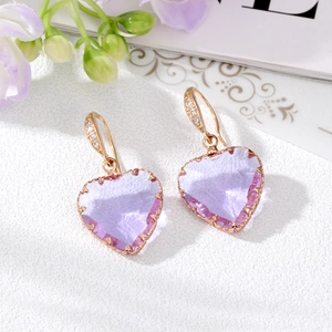 Boucles d'oreilles cœur en or rose avec cristaux violets et détails en zircon brillant