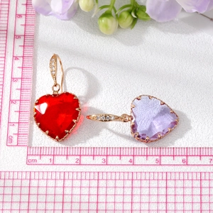 Boucles d'oreilles pendantes cœur élégantes avec cristaux rouges, mauves et dorées
