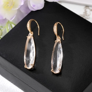 Boucles d'oreilles dorées avec cristal en goutte et accents en zircone sur le crochet