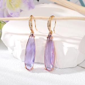 Boucles d'oreilles pendantes en or avec cristaux lavande et détails en zircon blanc