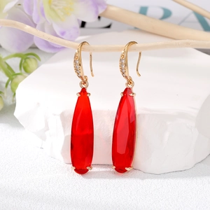 Boucles d'oreilles dorées avec cristal rouge en goutte et zircons scintillants