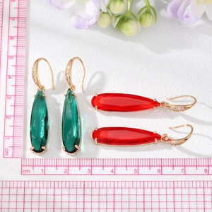 Référence de taille des boucles d'oreilles pendantes gouttes verte et rouge en cristal