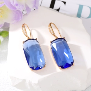 Boucles d'oreilles dorées avec cristal carré bleu marine et accents de zircons
