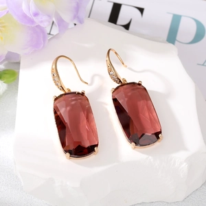 Boucles d'oreilles dorées avec cristaux rectangulaires bordeaux et zircons brillants
