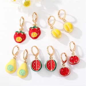 Boucles d'Oreilles Pendantes aux Fruits de Dessin Animé en Alliage de Résine Fraise Pastèque Pêche Avocat Durian Pendentif Femme