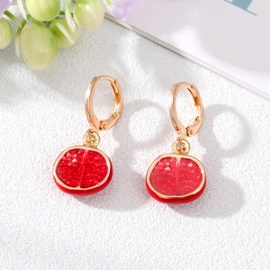 Boucles d'oreilles fraise et pastèque dorées avec breloques de fruits étincelants