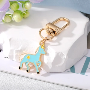 Niedlicher hellblauer Einhorn Schlüsselanhänger mit goldenem Metallverschluss