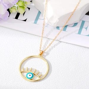 Collier doré avec un pendentif œil maléfique classique et détails de cils délicats