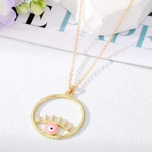 Collier mode doré à motif œil de démon avec cils et pendentif en émail rose