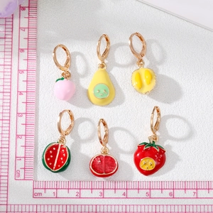 Vue détaillée de boucles d'oreilles fruits émaillés de 2cm avec échelle de mesure