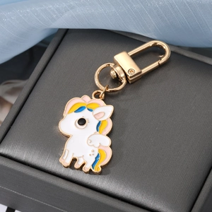 Detailaufnahme eines süßen Einhorn-Emaille-Schlüsselanhängers mit goldener Metalloberfläche