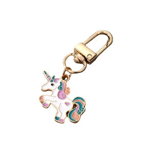 Charmanter Einhorn-Schlüsselanhänger mit buntem Emaille-Inlay und goldenem Karabiner