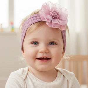 Détail du bandeau lilas pour bébé avec fleur en organza sur tricot élastique