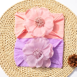 Lot de deux bandeaux élastiques à fleurs pour bébé en couleurs pastel sur fond rustique