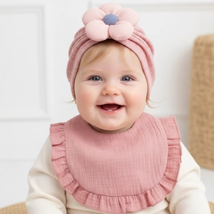 Set berretto e bavaglio in jacquard rosa per neonati con dettaglio fiore 3D su modello