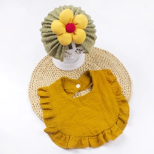Set berretto per neonati jacquard con fiore e bavaglino in verde oliva e senape