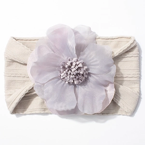 Bandeau élastique pour bébé avec grande fleur en tissu mauve sur base côtelée beige