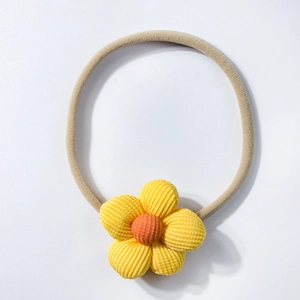 Fascia elastica per neonati con grazioso fiore di stoffa giallo e arancione su bianco