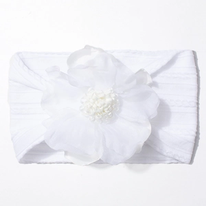 Gros plan d'un bandeau bébé avec une grande fleur blanche en tissu et texture côtelée