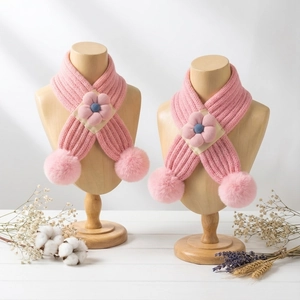 Écharpe en tricot rose à fleurs pour bébé fille avec pompons et design floral chaud