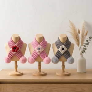 Écharpes en grosse maille pour bébé en trois couleurs avec pompons et fleurs