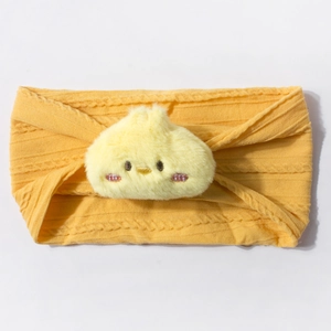 Détail du bandeau bébé jaune côtelé avec broderie poussin et tissu élastique doux